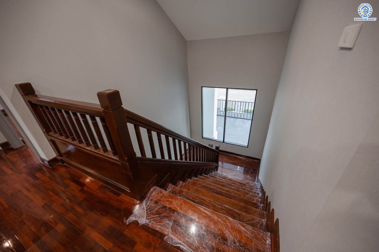 บ้านมือสองตกแต่งใหม่ โครงการ พฤกษ์ภิรมย์รีเจนท์ ปิ่นเกล้า บนสังคมคุณภาพจากแบรนด์ Q.House หลังใหญ่กว่า 113.4 ตร.ว. ดีไซน์ทันสมัยฟังก์ชัน 5 ห้องนอน (ห้องนอนชั้นล่าง 1 ห้อง) 5 ห้องน้ำ 1 ห้องแม่บ้าน จอดรถได้ 3 คัน บนที่สุดแห่งทำเลศักยภาพ หน้าโครงการติดถ.กาญจนาภิเษก เชื่อมต่อทุกการเดินทาง ใกล้จุดขึ้นทางด่วน "ศรีรัช" และรถไฟฟ้าสายสีม่วง "สถานีตลาดบางใหญ่"